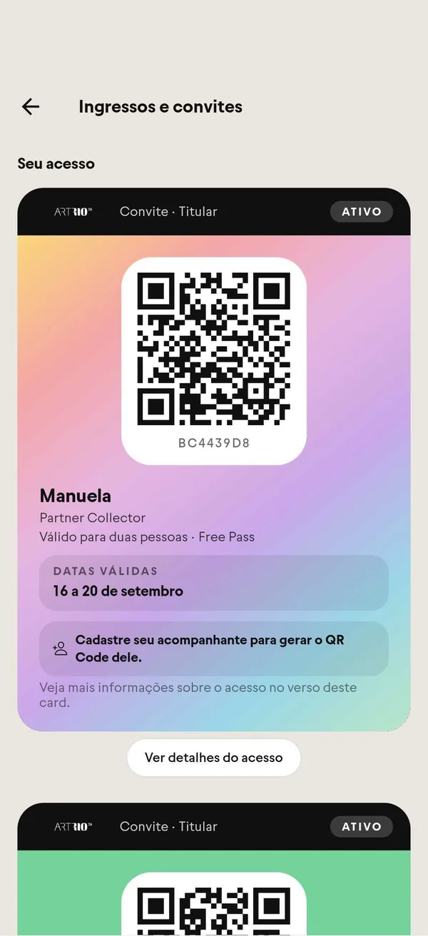 ingresso, convite e credencial na mão: tela do app no ar · feira de arte